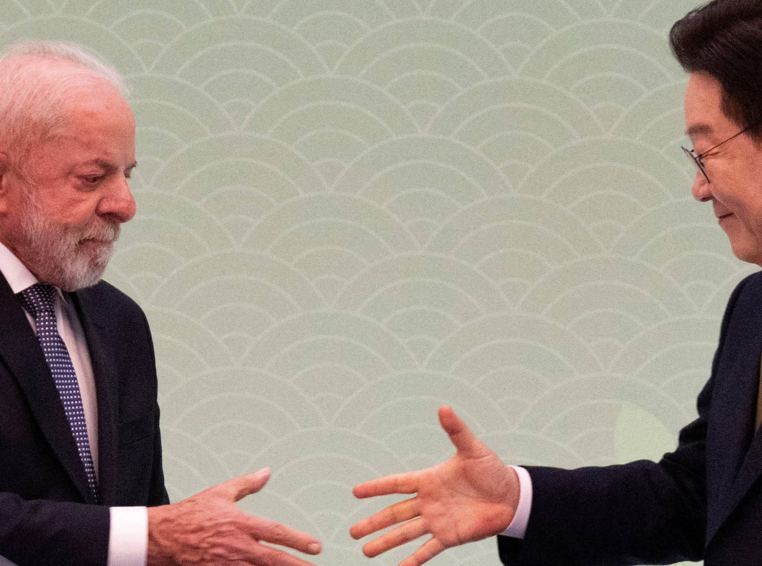 O presidente brasileiro Luiz Inácio Lula da Silva e o presidente sul-coreano Lee Jae Myung apertam as mãos durante coletiva de imprensa conjunta após reunião na Casa Azul, sede da presidência sul-coreana, em Seul, Coreia do Sul, em 23 de fevereiro de 2026. JEON HEON-KYUN/Pool via REUTERS