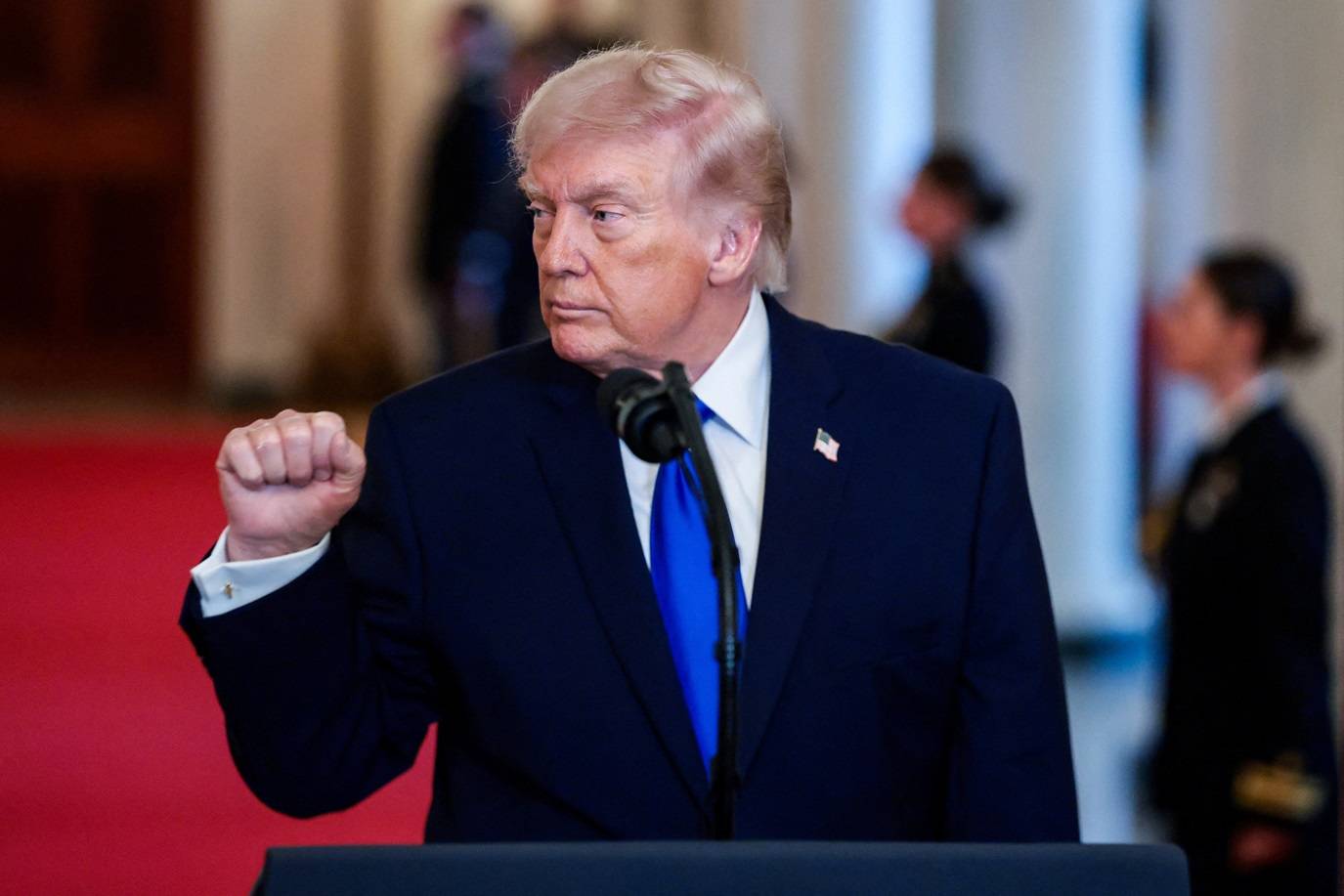 O presidente dos Estados Unidos, Donald Trump, gesticula durante um evento em homenagem às “Famílias Anjo”, que perderam familiares em crimes cometidos por pessoas que estão no país ilegalmente, na Casa Branca, em Washington, D.C., EUA, em 23 de fevereiro de 2026. REUTERS/Evelyn Hockstein