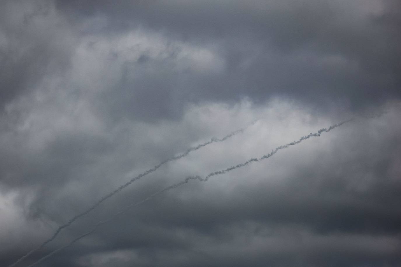 Fumaça no céu sobre Jerusalém após o lançamento de mísseis do Irã em direção a Israel, em resposta aos ataques de Israel e dos EUA contra o Irã, em 28 de fevereiro de 2026. REUTERS/Ammar Awad