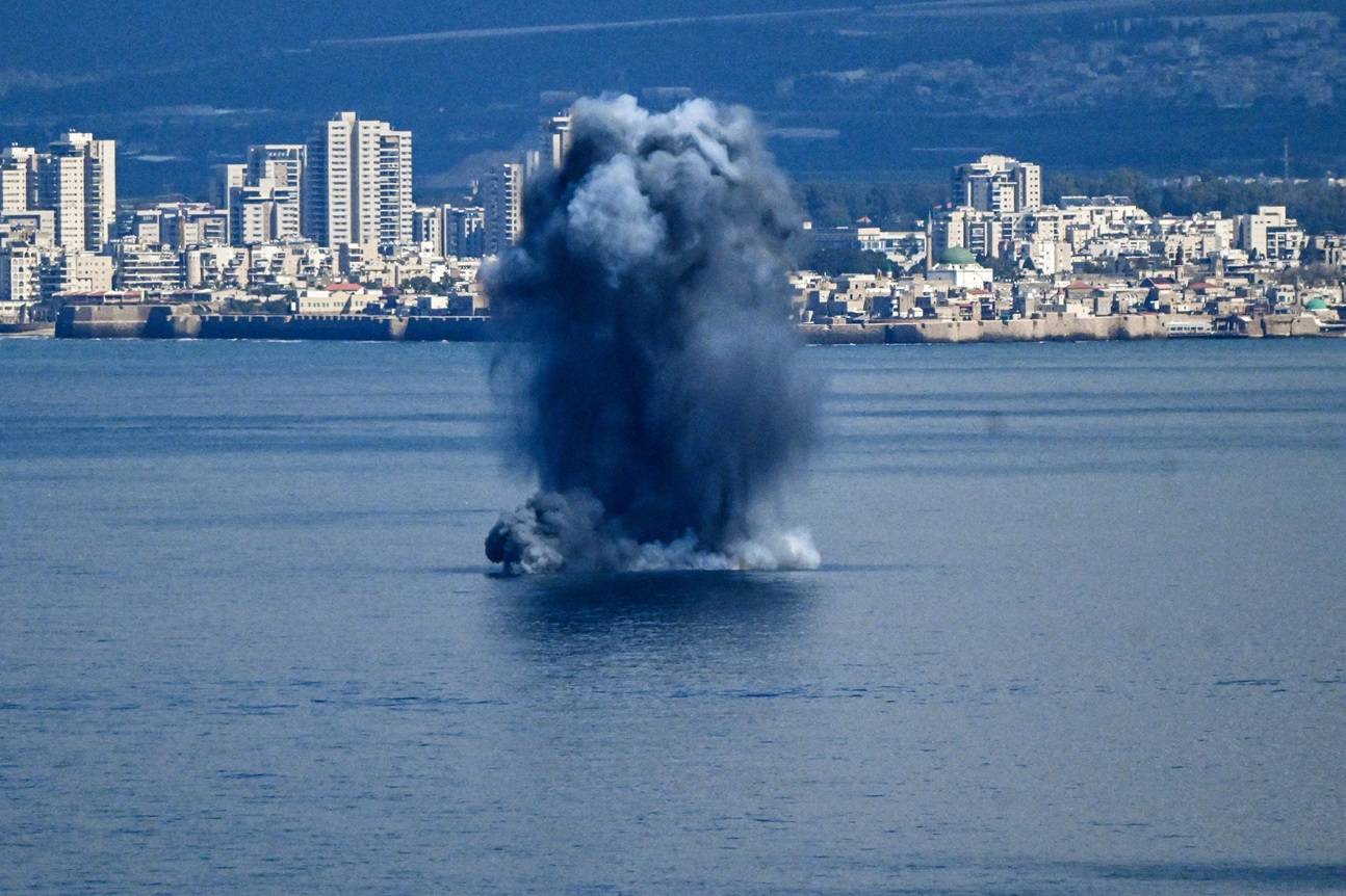 Explosão no mar após o lançamento de mísseis em direção a Israel a partir do Irã, em retaliação a ataques de Israel e dos EUA contra o território iraniano, vista de Haifa, no norte de Israel, em 28 de fevereiro de 2026. REUTERS/Rami Shlush