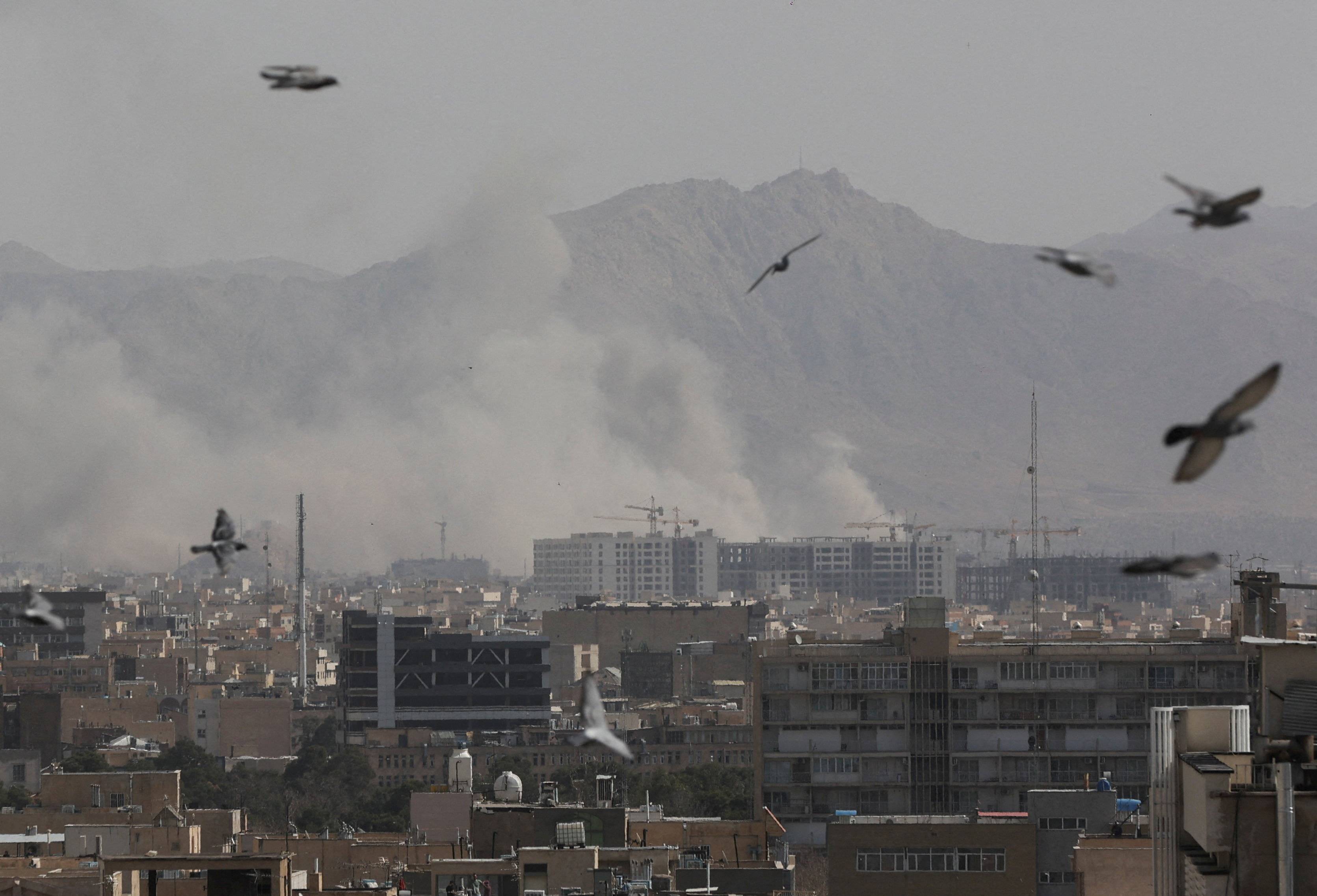 Fumaça sobe após uma explosão, depois que Israel e os EUA lançaram ataques contra o Irã, em Teerã, Irã, em 28 de fevereiro de 2026. Majid Asgaripour/WANA (West Asia News Agency) via REUTERS