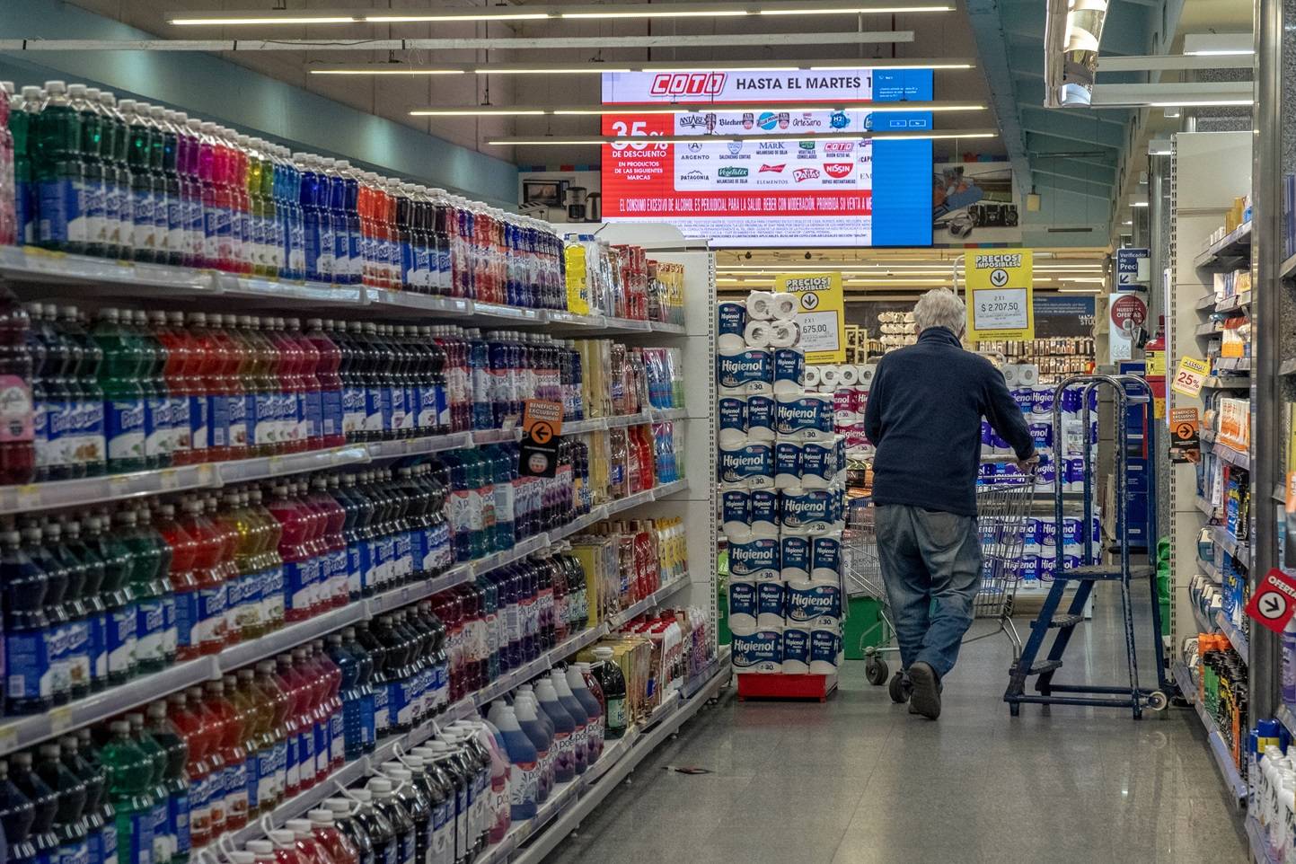 Uma cliente observa produtos em um supermercado em Buenos Aires.

Fotógrafa: Erica Canepa/Bloomberg