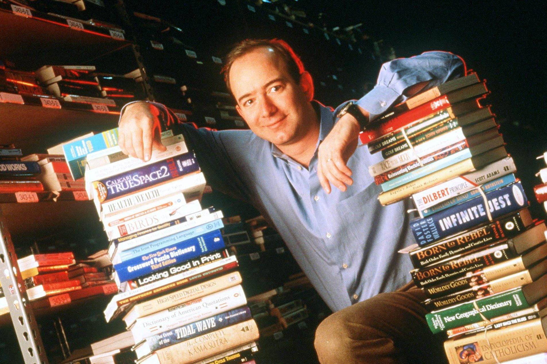 Jeff Bezos, criador e CEO of Amazon, posa com livros em depósito da empresa em Seattle em 1997 (Foto Paul Souders—Getty Images/Fortune)