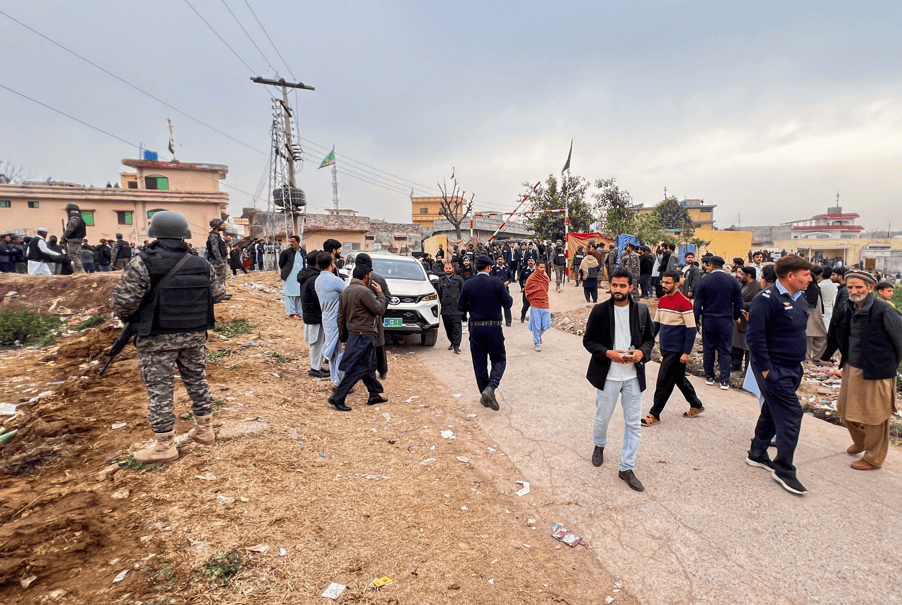 Forças paquistanesas fazem guarda ao lado de multidão perto do local de explosão em mesquita de Islamabad
