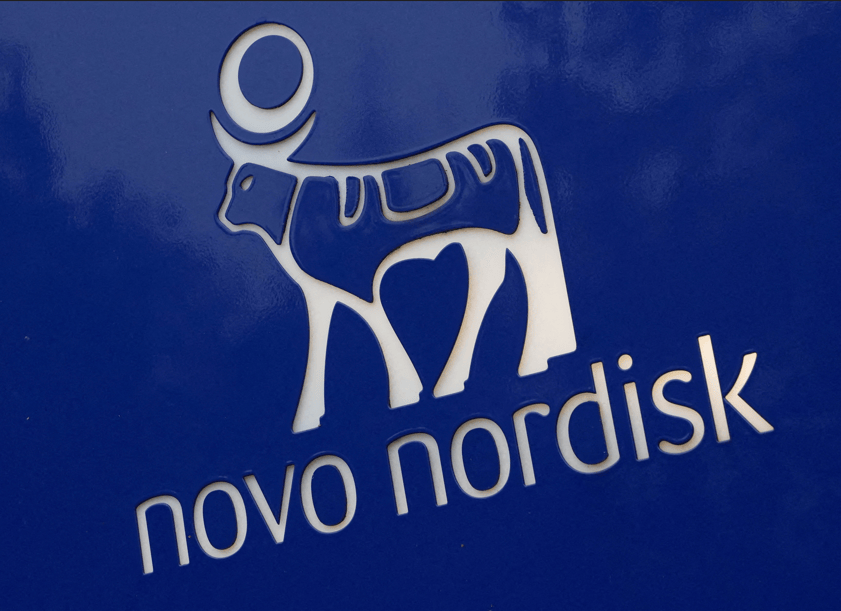 Logotipo da empresa farmacêutica Novo Nordisk é exibido em frente aos seus escritórios em Bagsvaerd, nos arredores de Copenhague, Dinamarca, em 3 de dezembro de 2025. REUTERS/Tom Little

