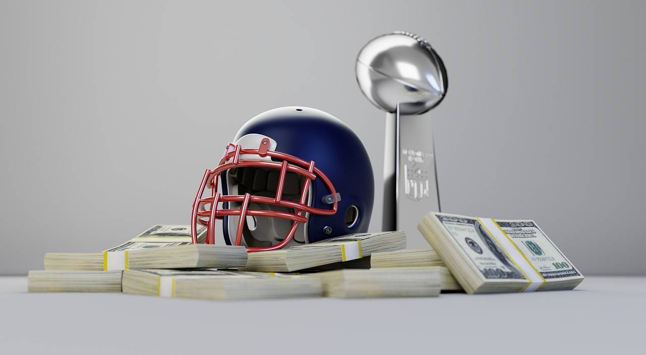 Capacete de futebol americano e dólares sobre a mesa