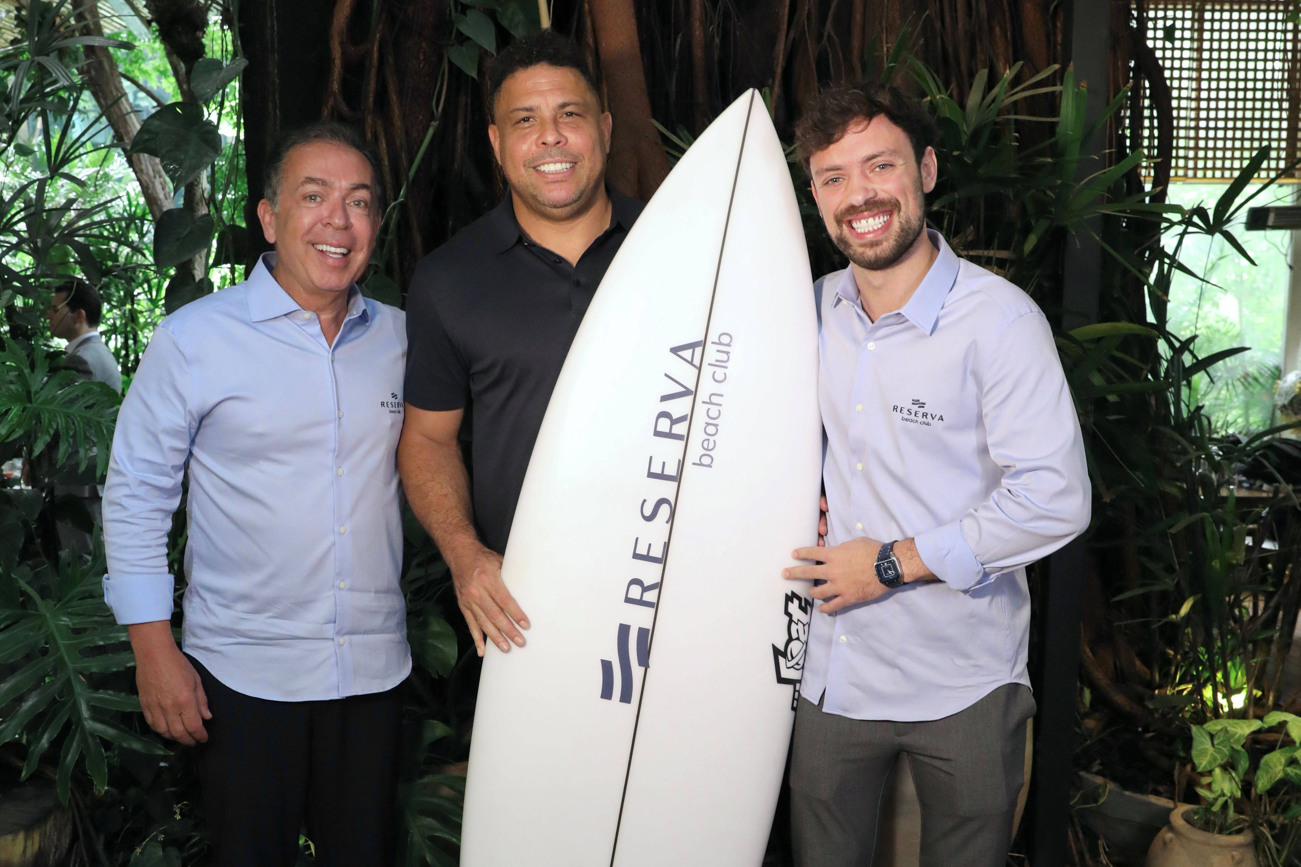 Ronaldo Nazário entre Mauricio Gariglia e Gianlucca Gariglia, da BR Soho (Foto: Iude Richele)