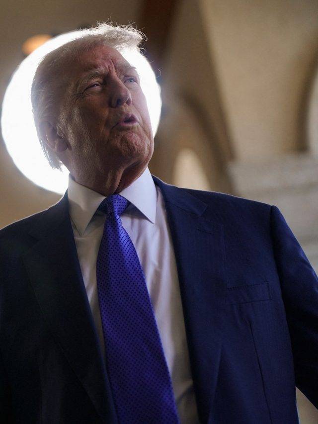 O presidente dos EUA, Donald Trump, chega para o casamento de Dan Scavino, chefe de gabinete adjunto da Casa Branca, e Erin Elmore, diretora de Arte nas Embaixadas do Departamento de Estado dos EUA, em Mar-a-Lago, Palm Beach, Flórida, EUA, em 1º de fevereiro de 2026. REUTERS/Nathan Howard