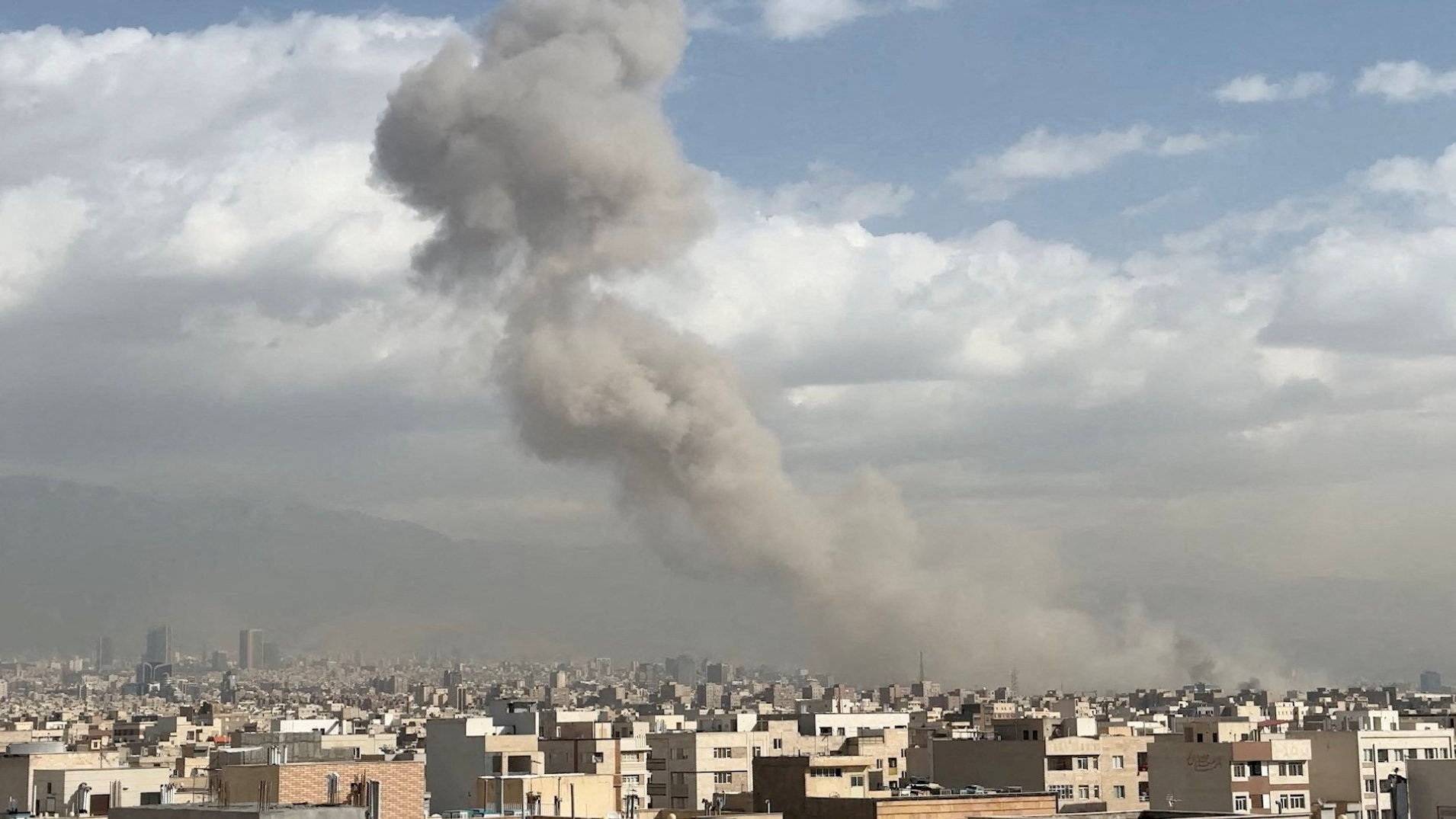 Fumaça sobe após uma explosão, depois que o Ministro da Defesa de Israel, Israel Katz, disse que Israel havia lançado um ataque preventivo contra o Irã, em Teerã, Irã, em 28 de fevereiro de 2026, nesta captura de tela de vídeo. WANA (Agência de Notícias da Ásia Ocidental) via REUTERS