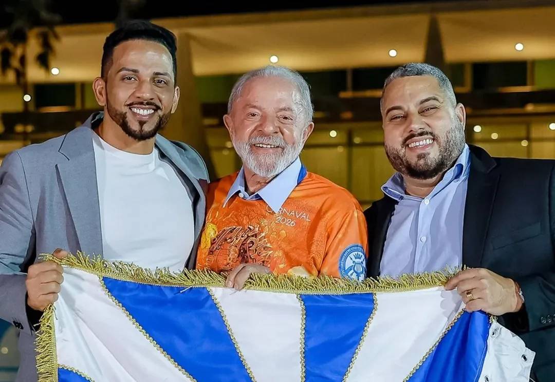 Lula e integrantes da escola de samba Acadêmicos de Niterói, que em 2026 homenageia o presidente. Foto: Ricardo Stuckert/PR