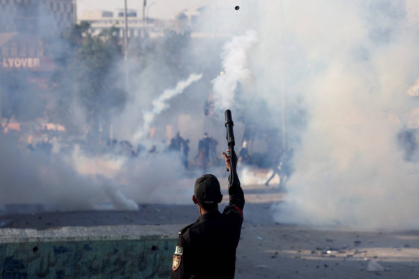 Um policial dispara uma bomba de gás lacrimogêneo para dispersar um protesto contra os ataques dos EUA e de Israel ao Irã, que mataram o líder supremo iraniano, aiatolá Ali Khamenei, em Karachi, Paquistão, em 1º de março de 2026. REUTERS/Akhtar Soomro