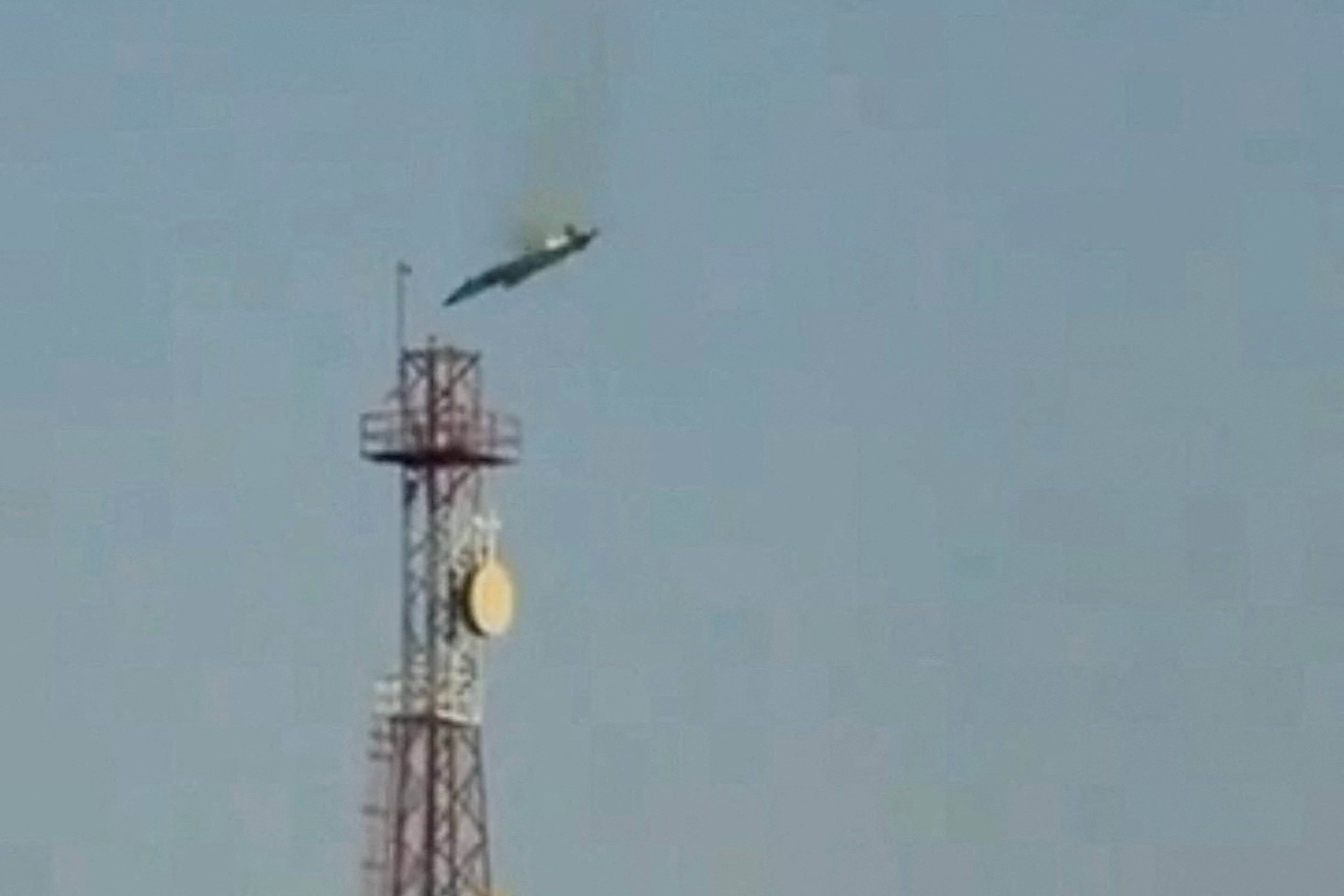 Aeronave em chamas cai em Al Jahra em imagem obtida de vídeo das redes sociais
 2/3/2026   Rede social/via REUTERS