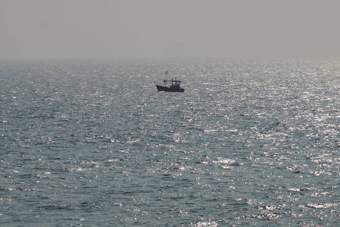 Um navio navega ao largo da costa de Galle após um ataque de submarino ao navio militar iraniano Iris Dena, próximo ao Sri Lanka, em Galle, Sri Lanka, em 4 de março de 2026. REUTERS/Thilina Kaluthotage.
