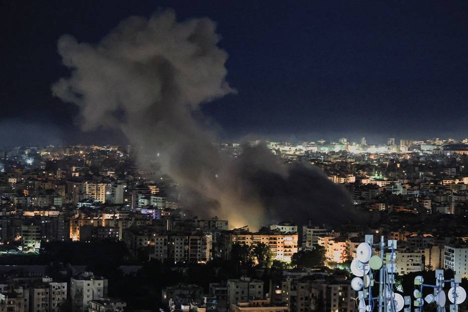 Fumaça sobe após bombardeios aos subúrbios ao sul de Beirute, após uma escalada entre o Hezbollah e Israel em meio ao conflito de EUA e Israel com o Irã, vista de Baabda, Líbano, em 5 de março de 2026. REUTERS/Mohamed Azakir