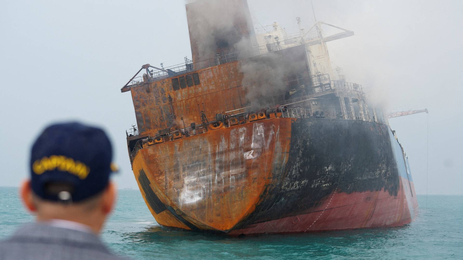 Navio-tanque danificado após pegar fogo em águas iraquianas perto de Basra
 12/3/2026    REUTERS/Mohammed Aty