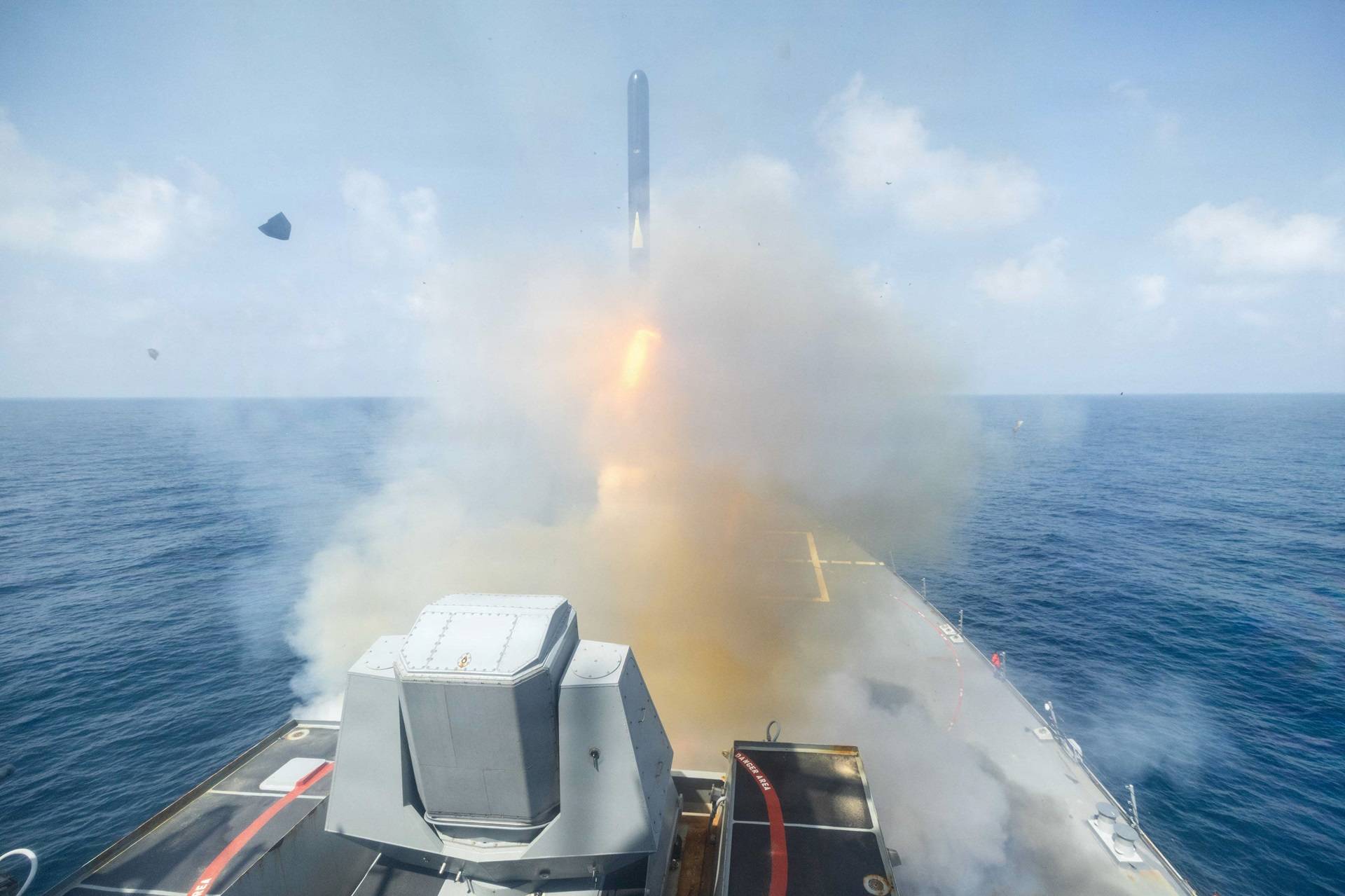 O destróier USS Spruance, dispara um míssil de ataque terrestre Tomahawk em apoio à Operação Epic Fury, em local não divulgado, - 28/02/2026 (Foto: Marinha dos EUA/Divulgação via REUTERS)