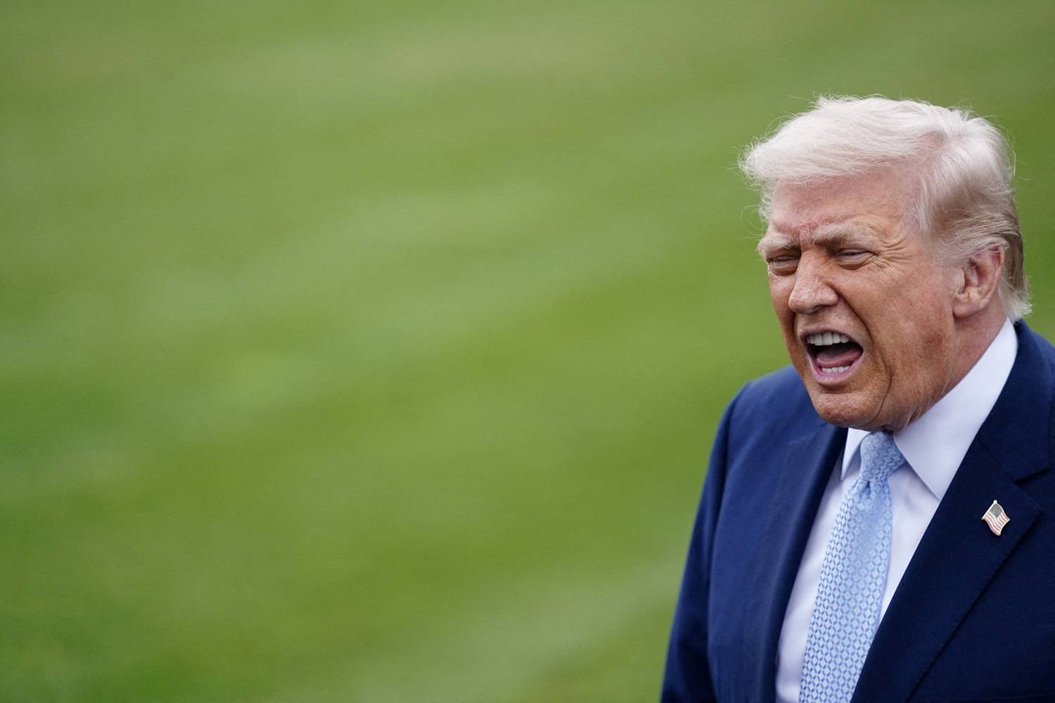 O presidente dos Estados Unidos Donald Trump fala com a imprensa ao deixar a Casa Branca rumo à Flórida (REUTERS/Nathan Howard)