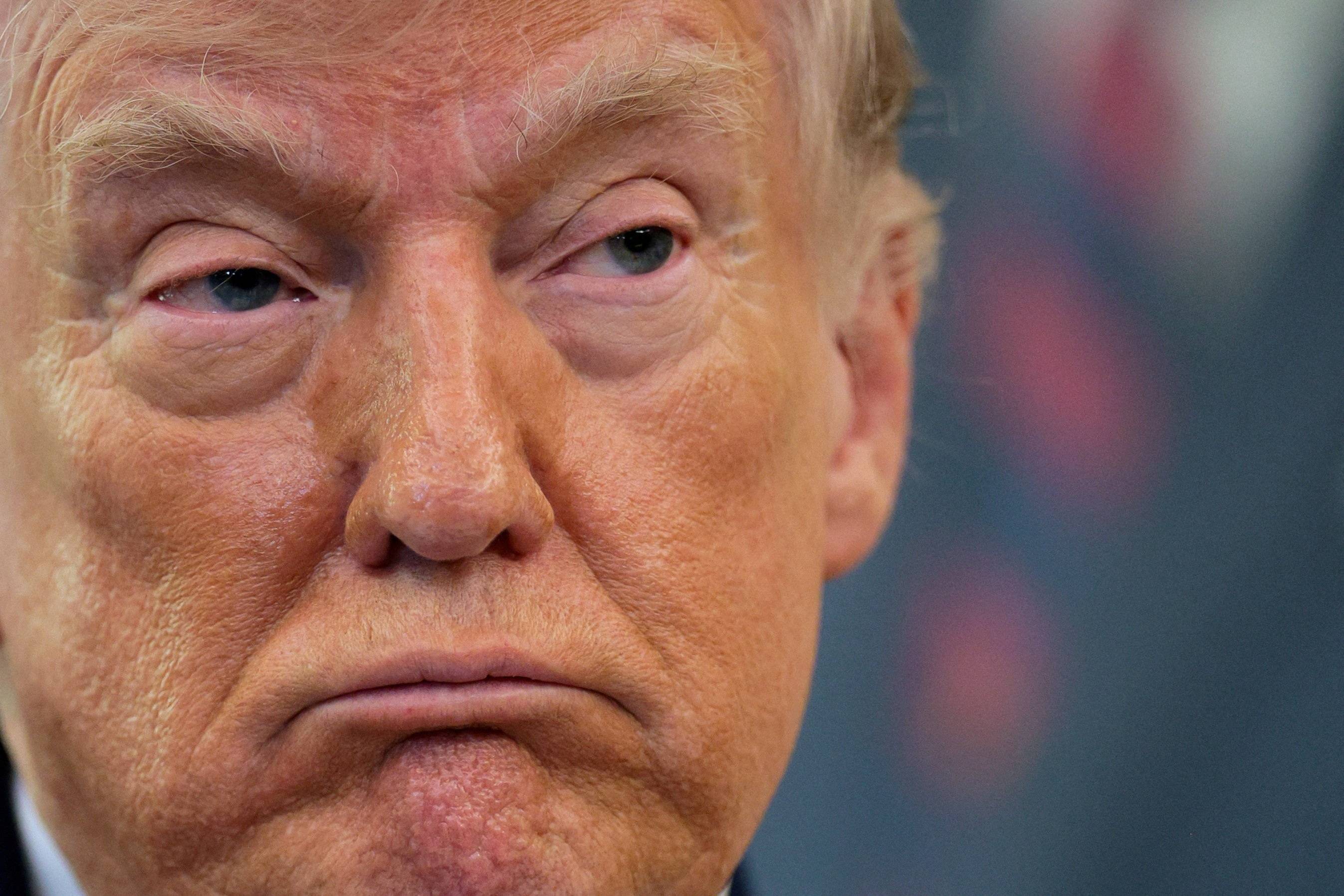 O presidente dos Estados Unidos, Donald Trump, observa a cerimônia de posse de Markwayne Mullin como secretário de Segurança Interna (DHS), na Casa Branca, em Washington, D.C., em 24 de março de 2026. REUTERS/Evan Vucci TPX IMAGES OF THE DAY
