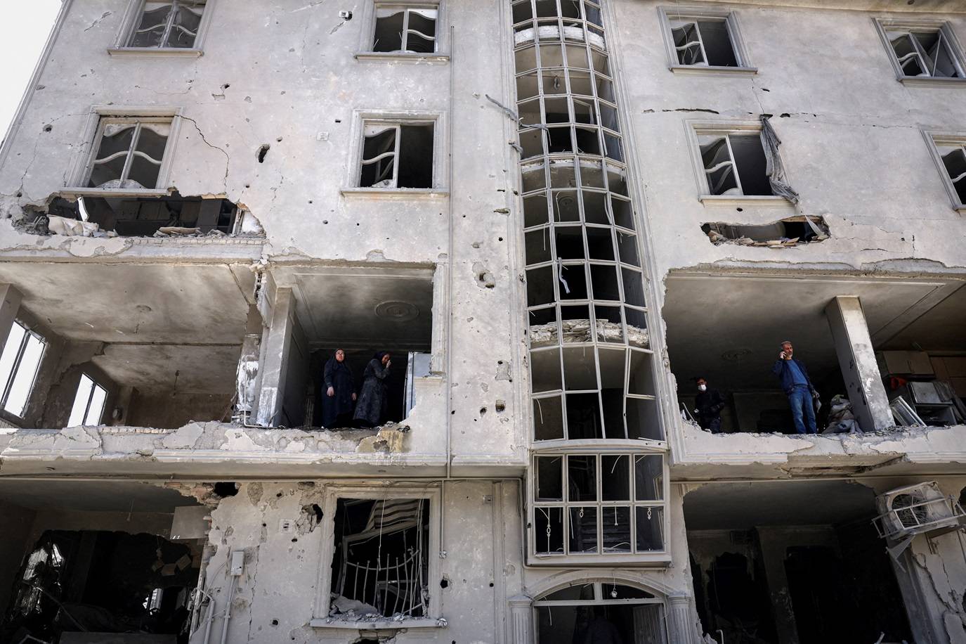Pessoas inspecionam os danos em um prédio residencial após ser atingido por um ataque, em meio ao conflito entre EUA e Israel com o Irã, em Teerã
30/03/2026
Majid Asgaripour/WANA (Agência de Notícias da Ásia Ocidental) via REUTERS