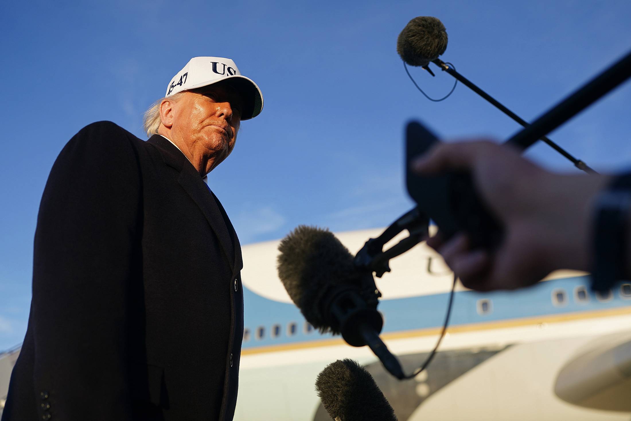 O presidente Trump responde a perguntas da imprensa antes de embarcar no Air Force One na Base Aérea Conjunta Andrews, em Maryland, em 13 de março. (Foto: Bloomberg)