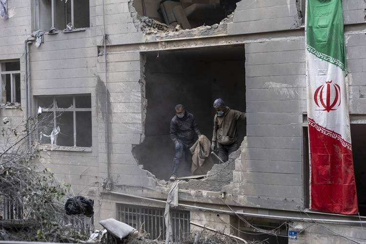Pessoas retiram escombros de uma casa no distrito de Beryanak, em Teerã, após ela ter sido danificada por ataques com mísseis dois dias antes, em 15 de março.

Fotógrafo: Majid Saeedi/Getty Images