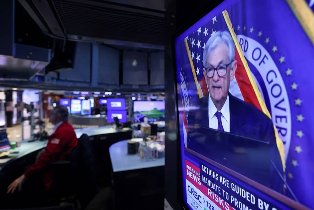 Uma emissora de TV transmite o discurso do presidente do Federal Reserve, Jerome Powell, após reunião do Comitê Federal de Mercado Aberto (FOMC), no pregão da Bolsa de Valores de Nova York, em 18 de março. Fotógrafo: Michael Nagle/Bloomberg