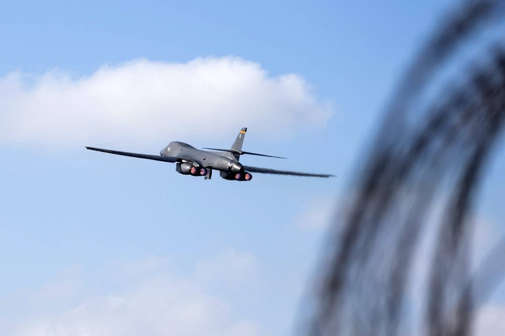 Um bombardeiro Rockwell B-1B Lancer da Força Aérea dos EUA decola da RAF Fairford em 17 de março. Fotógrafo: Chris Ratcliffe/Bloomberg
