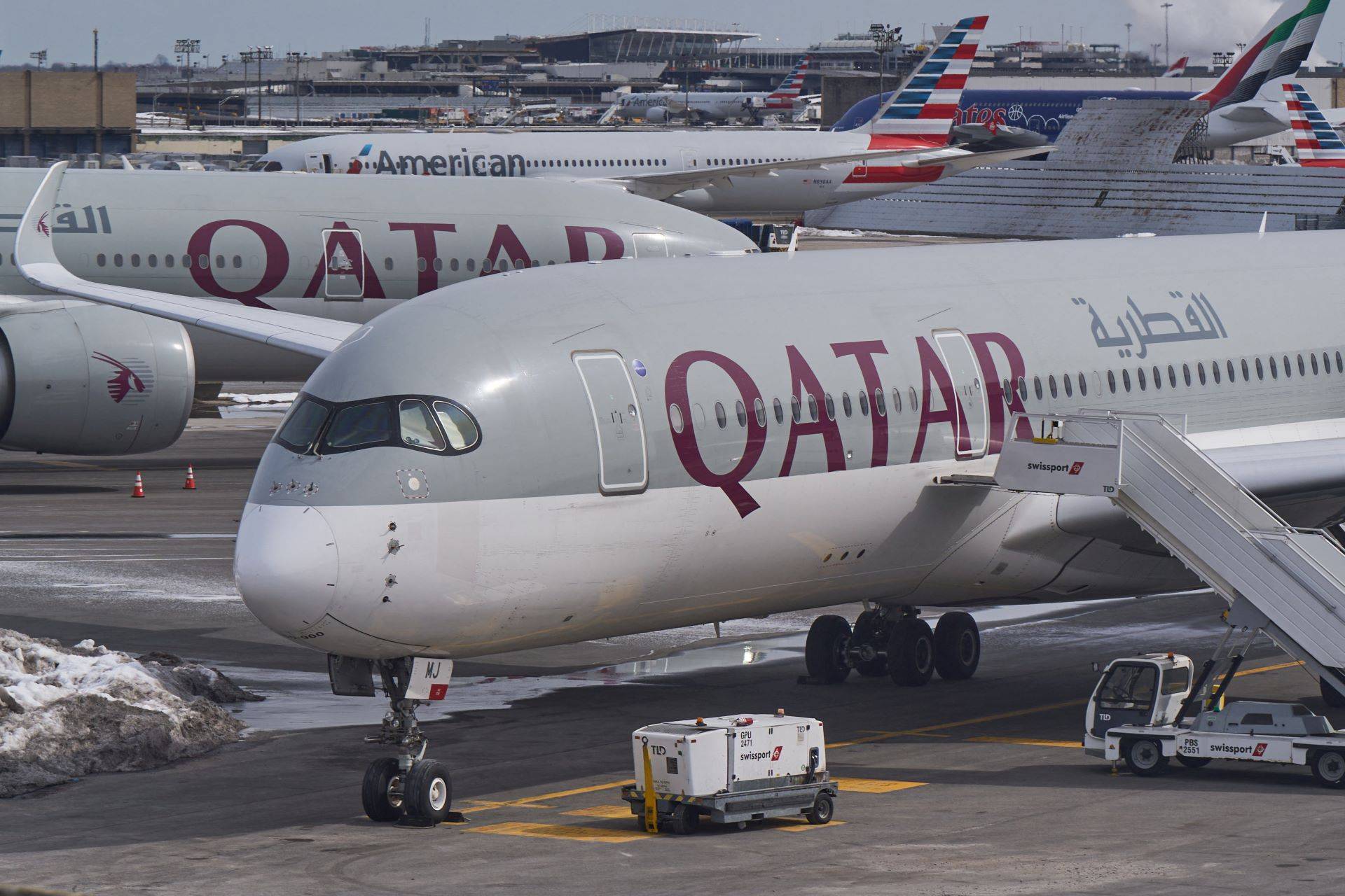 Avião da Qatar Airways estacionado no terminal de cargas da American Airlines no Aeroporto Internacional JFK, em Nova York – 02/03/2026 (Foto: REUTERS/Bing Guan)
