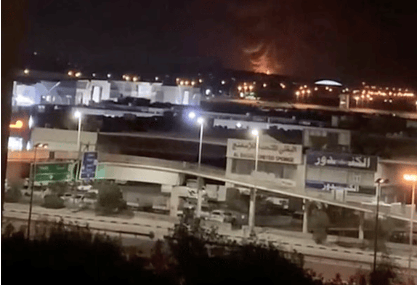 Fumaça e chamas se elevam na direção do tanque de combustível no Aeroporto Internacional do Kuwait, após um ataque de drone em meio ao conflito entre os EUA e Israel com o Irã, em Al-Dajeej, Kuwait - 25/03/2026 (Foto: Mídia Social/via REUTERS)