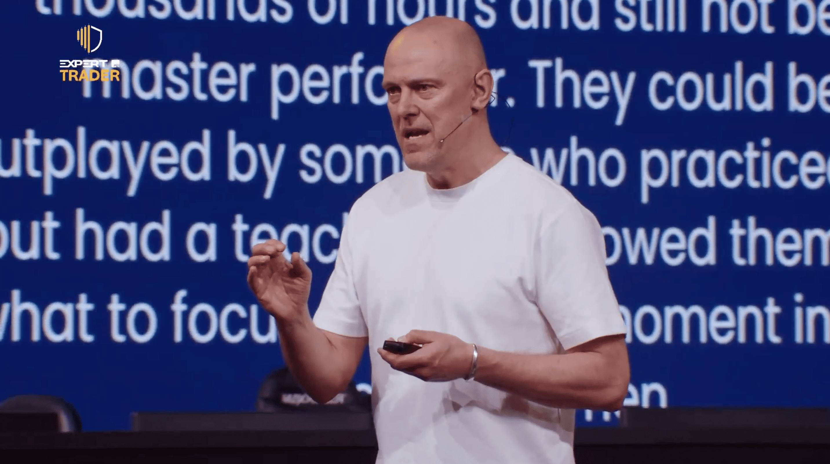 Tom Hougaard durante palestra no Expert Trader XP, em São Paulo, neste sábado (28)