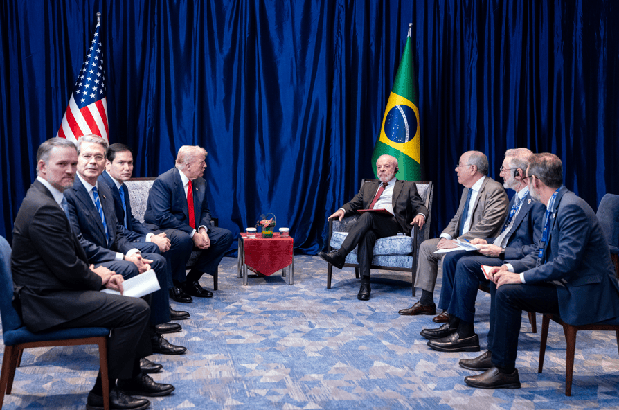 Donald Trump, à esquerda no centro, se encontra com o presidente Luiz Inácio Lula da Silva, do Brasil, à direita no centro, em Kuala Lumpur, Malásia, em 26 de outubro de 2025. Buscando reduzir sua dependência da China, os Estados Unidos pressionam por um acordo sobre minerais críticos com o Brasil. O país sul-americano se mostra menos interessado. (Haiyun Jiang/The New York Times)
