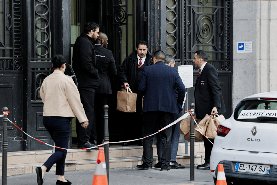 Membros da segurança privada trabalham em frente aos escritórios do Bank of America em Paris