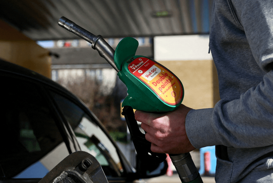 Pessoa abastece carro em um posto de gasolina em Londres, Reino Unido, 5 de março de 2026 REUTERS/Jack Taylor

