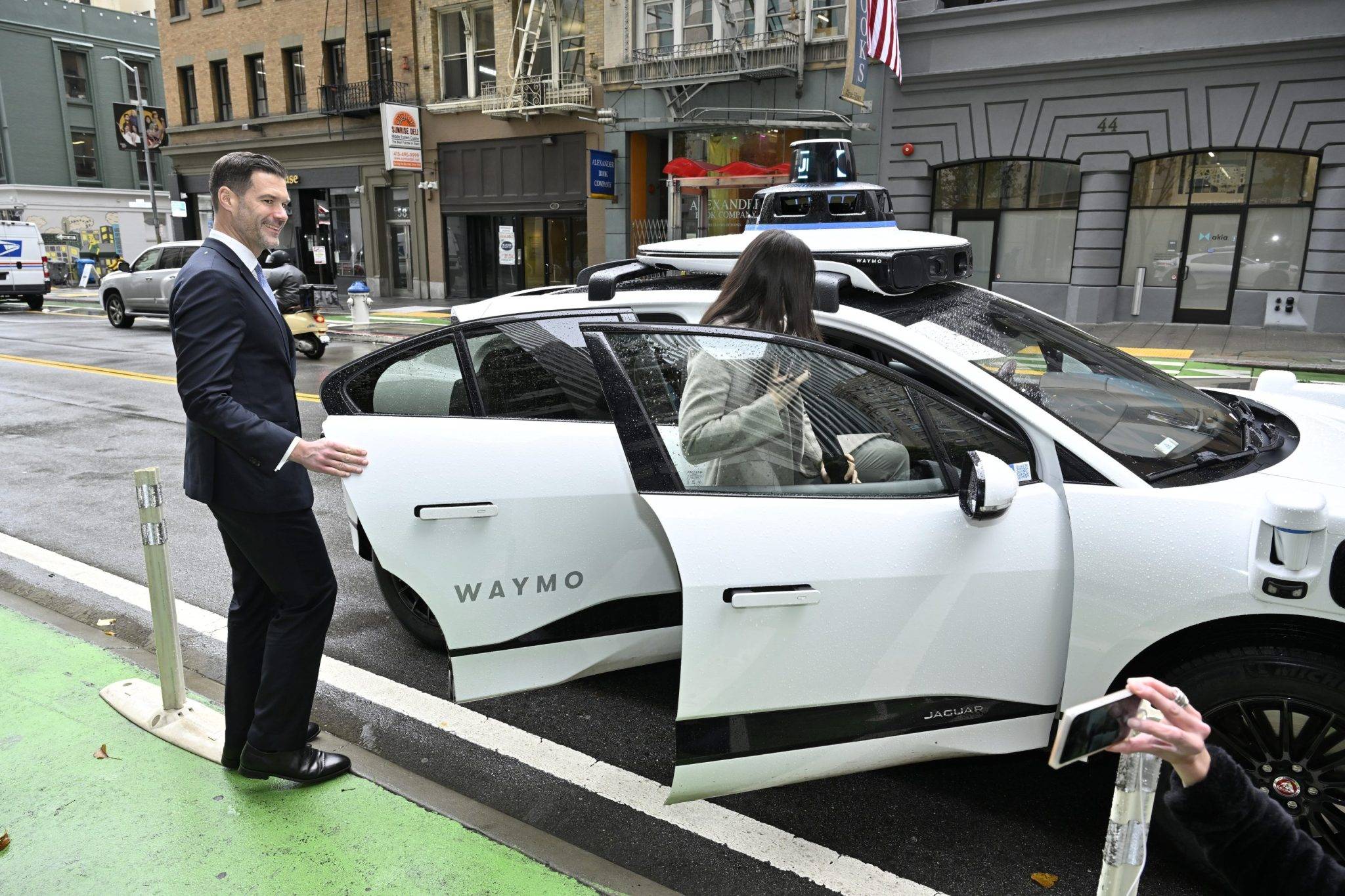 A empresa de táxis autônomos Waymo está pagando US$ 24 para pessoas fecharem portas que clientes deixaram abertas nos carros sem motoristas (Foto: Steve Jennings—Getty Images/Fortune)