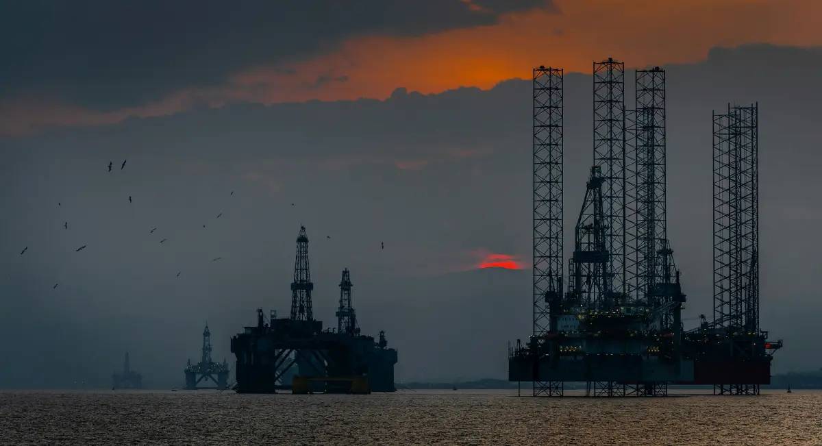 Países com reservas estratégicas de petróleo precisam liberá-las para conter os preços.