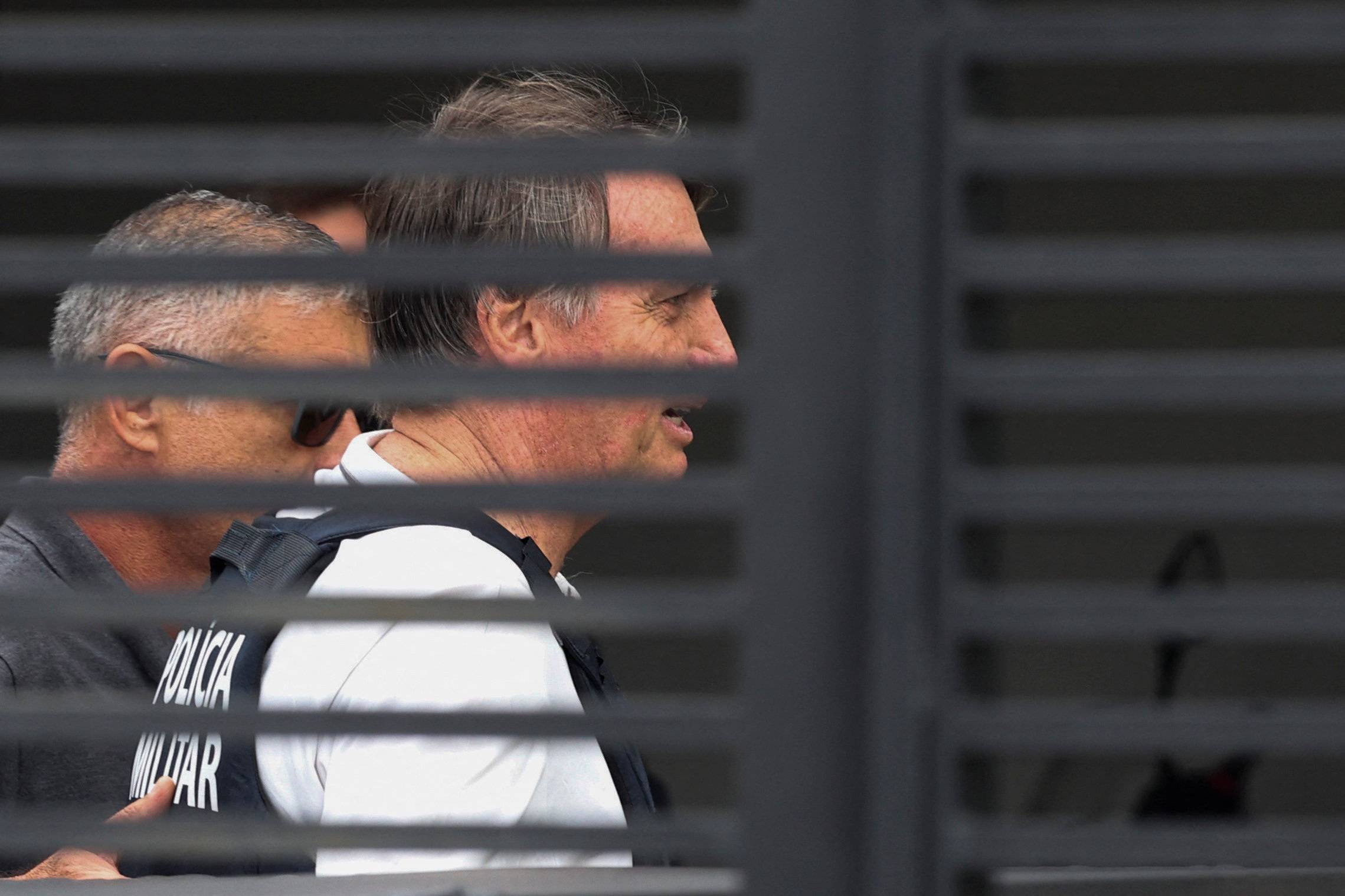 O ex-presidente brasileiro Jair Bolsonaro chega em casa para começar a cumprir prisão domiciliar, após autorização do ministro do Supremo Tribunal Federal Alexandre de Moraes, depois de ter sido condenado pela maioria dos ministros da Corte por tramar um golpe para permanecer no poder após perder a eleição de 2022, em Brasília, Brasil, em 27 de março de 2026. REUTERS/Adriano Machado