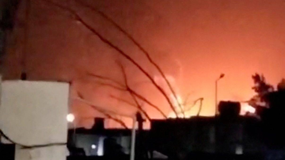 Fumaça e chamas se elevam na direção de um complexo industrial, após o Ministério da Defesa da Arábia Saudita afirmar que as defesas aéreas interceptaram e destruíram mísseis balísticos lançados em direção à região leste, em meio ao conflito entre os EUA e Israel com o Irã, em Jubail, Arábia Saudita, nesta captura de tela de um vídeo de mídia social divulgado em 7 de abril de 2026. Mídia Social/via REUTERS