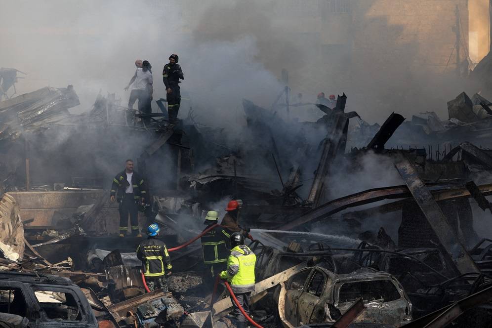 Equipes de resgate trabalham no local de um ataque israelense em Beirute
08/04/2026
REUTERS/Mohamed Azakir