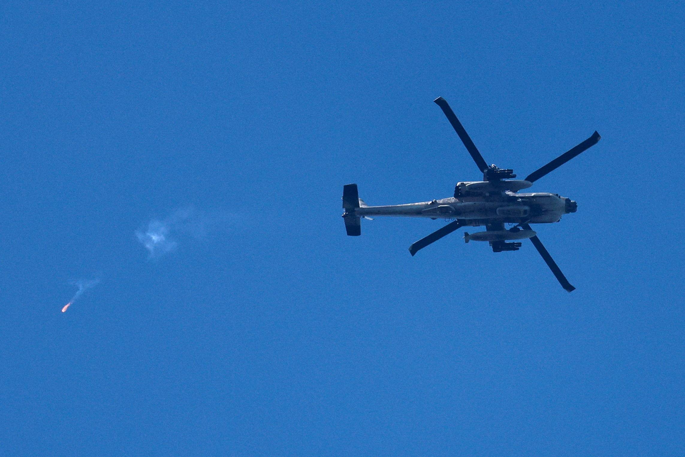 Um helicóptero Apache israelense lança um sinalizador ao sobrevoar a fronteira com o Líbano, no norte de Israel, em 9 de abril de 2026. REUTERS/Ammar Awad