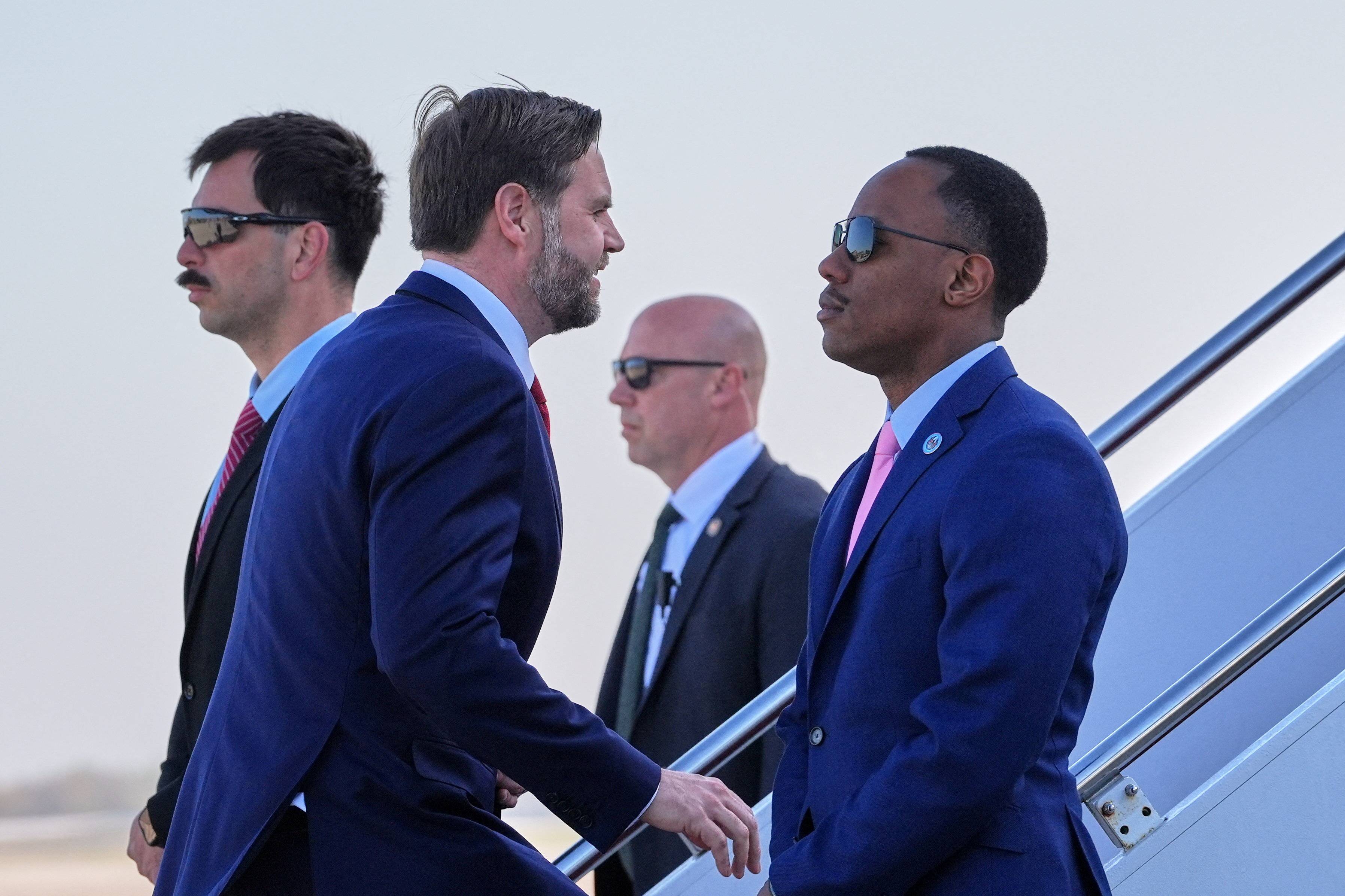 Vance embarca para o Paquistão para conversações sobre o Irã
10 de abril de 2026
Jacquelyn Martin/Pool via REUTERS