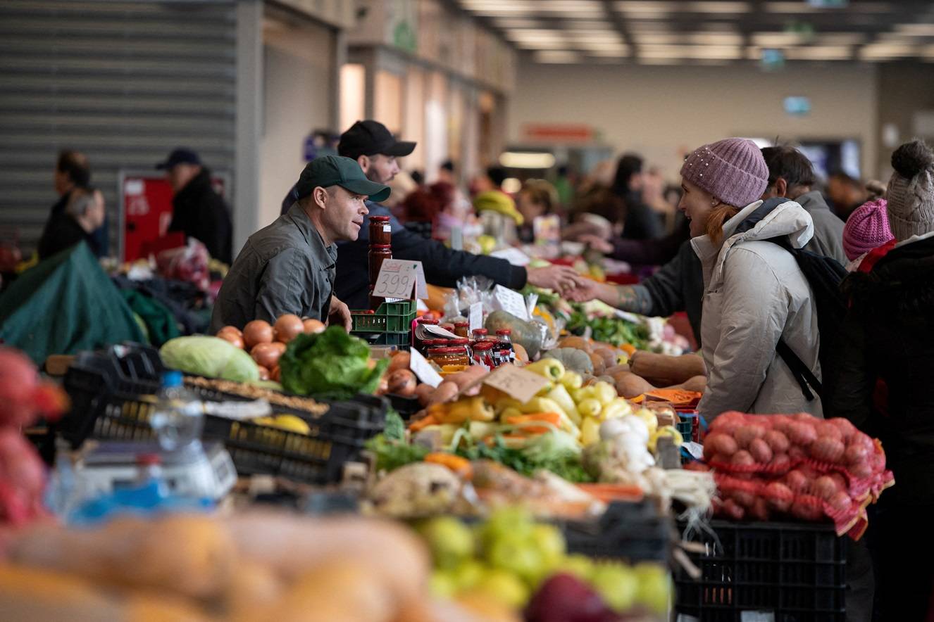 Pessoas compram alimentos em um mercado em Budapeste, Hungria, 3 de dezembro de 2022. REUTERS/Marton Monus/Arquivo