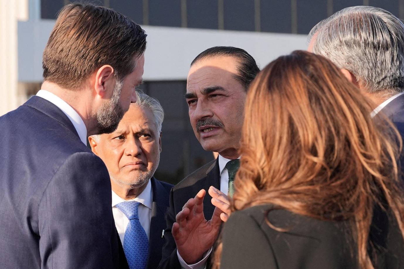 O vice-presidente dos EUA, JD Vance, à esquerda, conversa com o chefe do Exército do Paquistão, Asim Munir, à direita, e com o vice-primeiro-ministro paquistanês e ministro das Relações Exteriores, Mohammad Ishaq Dar, ao centro, antes de embarcar no Air Force Two após participar de conversas com o Irã em Islamabad
12 de abril de 2026
Jacquelyn Martin/Pool via REUTERS