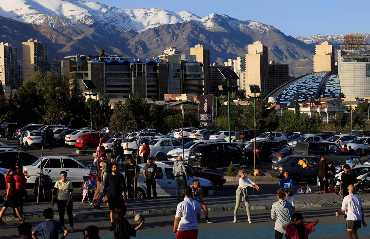 14 de abril de 2026 - Iranianos aproveitam dia de sol em Teerã em meio a cessar-fogo com os Estados Unidos. Foto: REUTERS/Thaier Al Sudani
