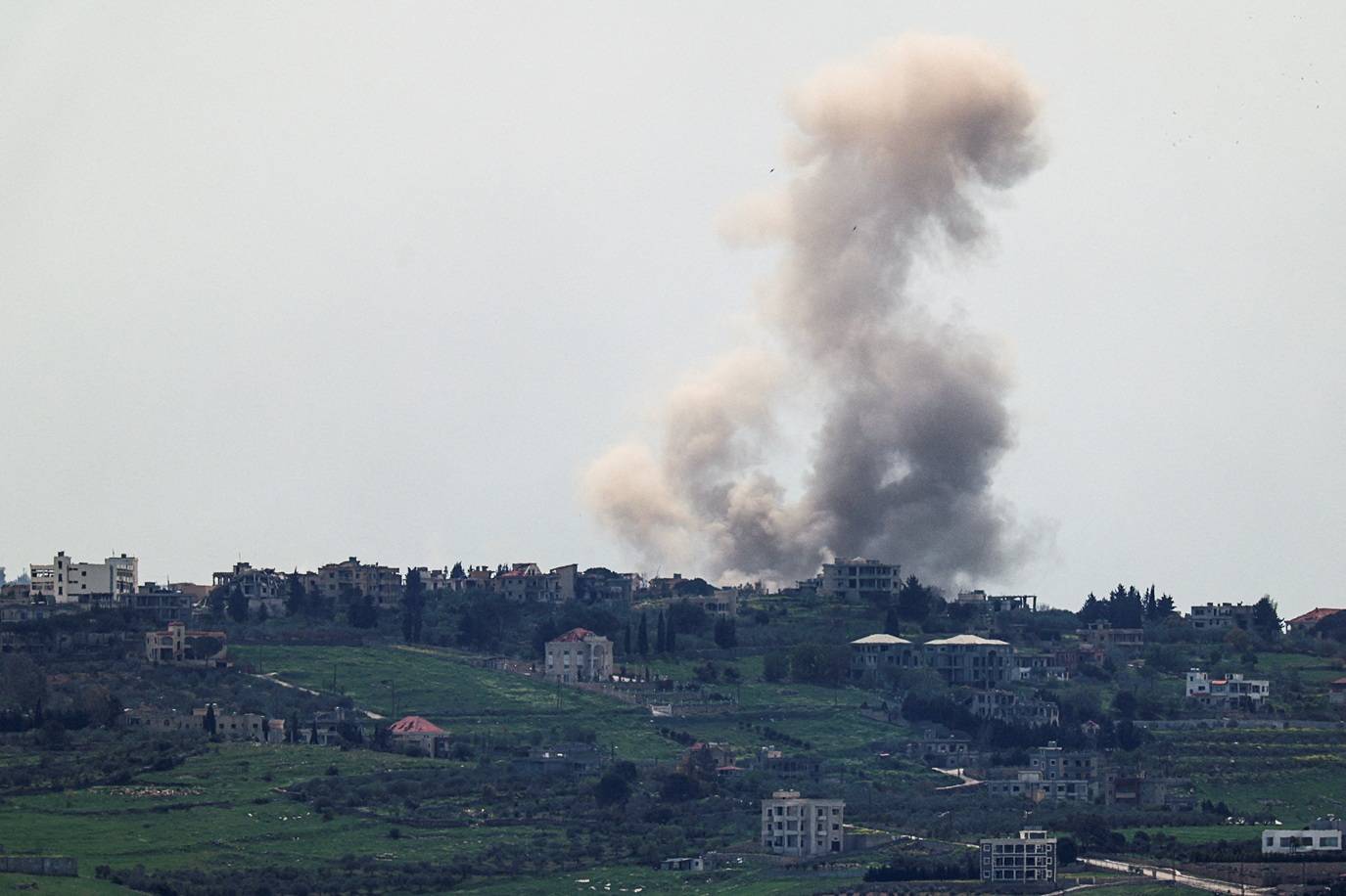 14 de abril de 2026 - Ataques israelense no sul do Líbano visto do norte de Israel. Foto: REUTERS/Florion Goga