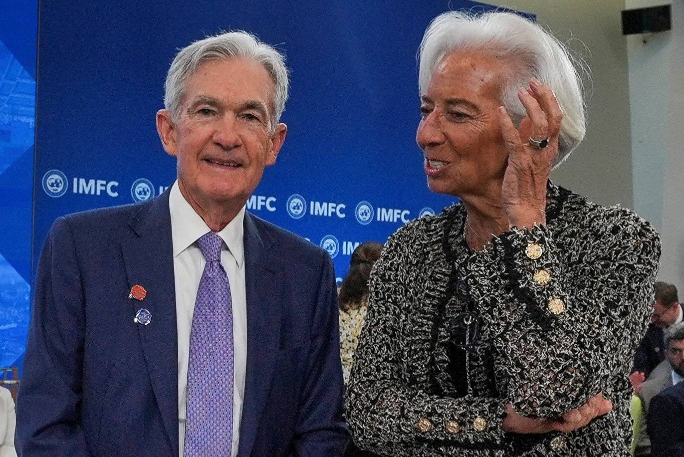 O presidente do Federal Reserve dos EUA, Jerome Powell, posa com a presidente do Banco Central Europeu, Christine Lagarde, durante as Reuniões de Primavera de 2026 do FMI e do Banco Mundial, em Washington, D.C., EUA, em 17 de abril de 2026. REUTERS/Ken Cedeno