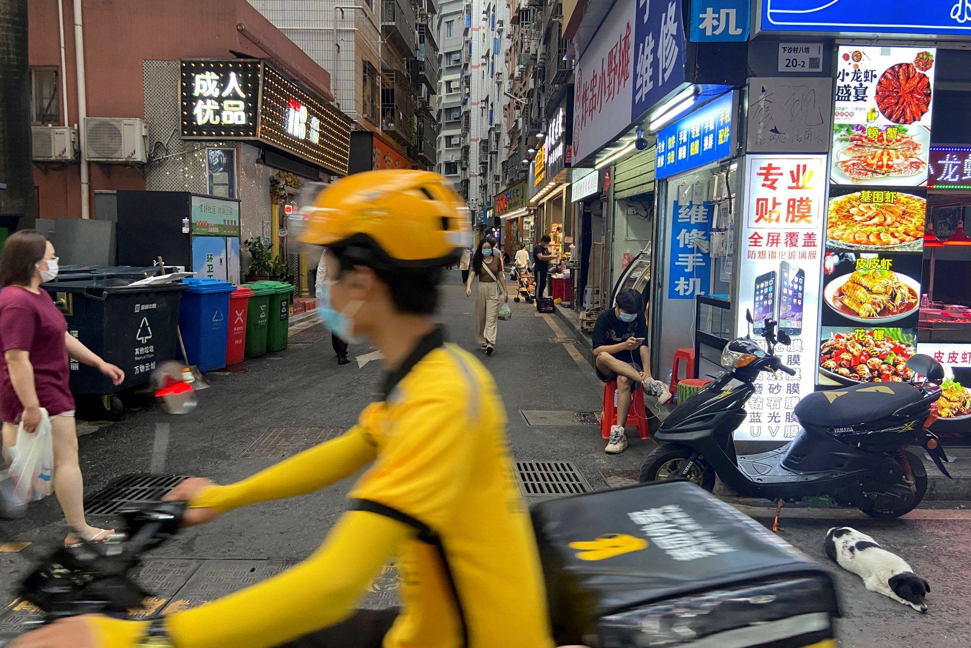 Um entregador de comida passa de bicicleta por uma vila urbana no distrito de Futian, em Shenzhen, na China - 31/05/2022 (Foto: REUTERS/David Kirton)

