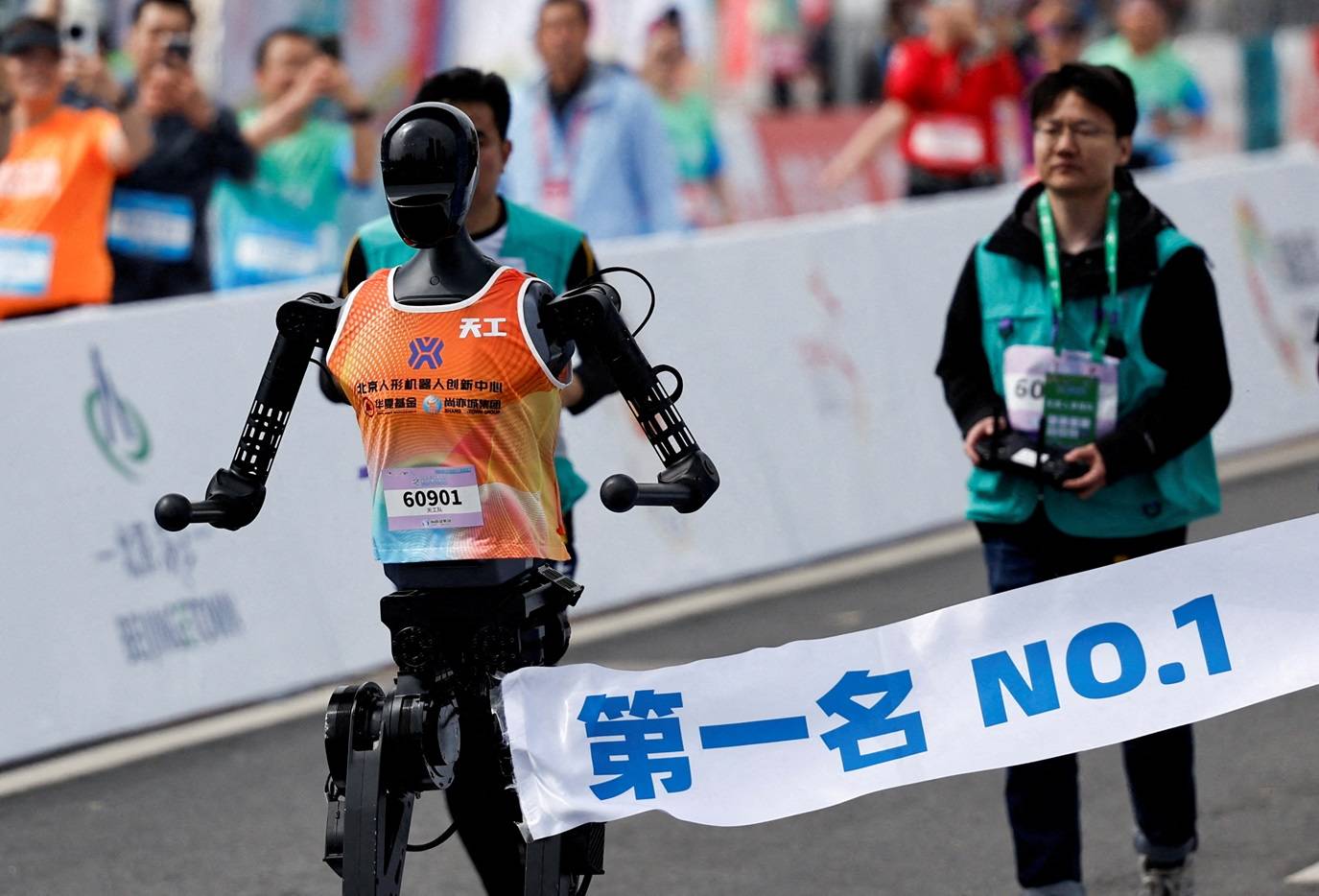 Tiangong Ultra, um robô humanoide, vence meia maratona de robôs humanoides em Pequim, em 2025.
REUTERS/Tingshu Wang/Foto de arquivo
