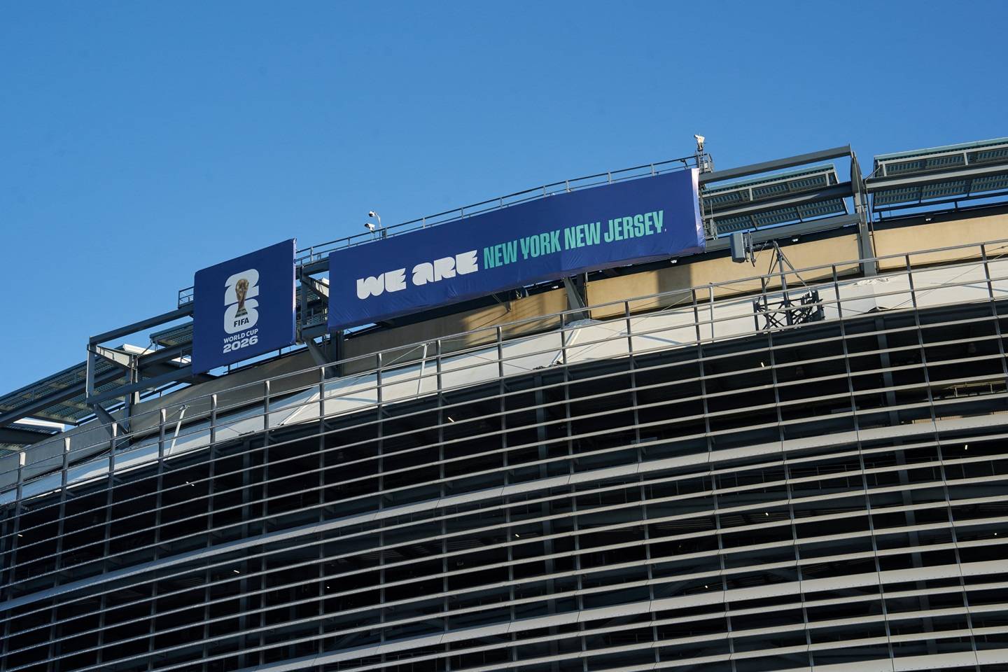 Placas da Copa do Mundo de 2026 no MetLife Stadium durante um exercício e treinamento de resposta a emergências antes do torneio, em East Rutherford, Nova Jersey - 18/04/2026 (Foto: REUTERS/Bing Guan)