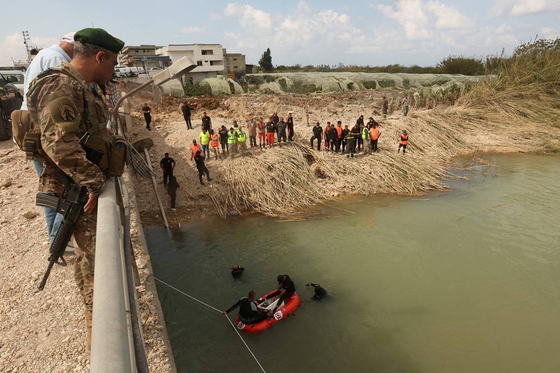 Membro do exército libanês observa socorristas em busca de vítimas no local de um ataque israelense a uma ponte, realizado antes da entrada em vigor de um cessar-fogo de dez dias entre Israel e  Hezbollah, em Qasmiyeh, no sul do Líbano
20 de abril de 2026
REUTERS/Aziz Taher