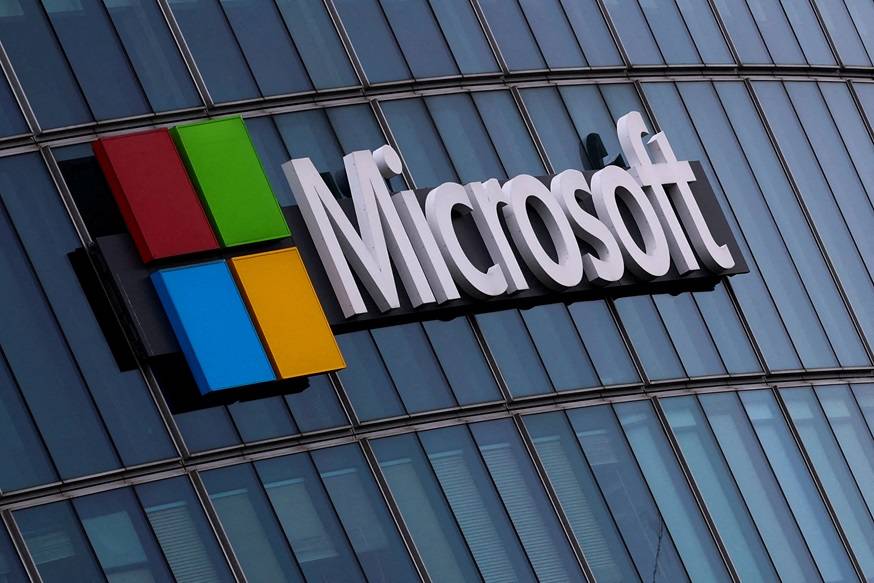 Fachada com o logo da Microsoft nos escritórios da empresa em Issy-les-Moulineaux, na região de Paris, França, em 21 de março de 2025. REUTERS/Gonzalo Fuentes